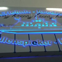 kaseton z wystającymi literami, podświetlenie krawędziowe RGB